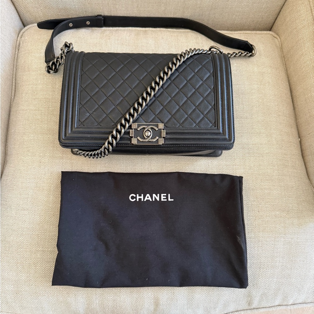 CHANEL Black Crossbody Bag with Timeless Elegance